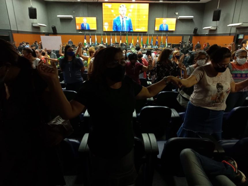 Denarium é vaiado por professores durante discurso na ALE-RR