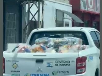 Distribuiu cestas básicas em carros oficiais