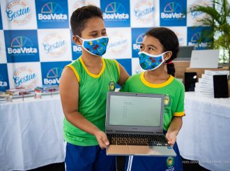 Entregou tablets e computadores para alunos