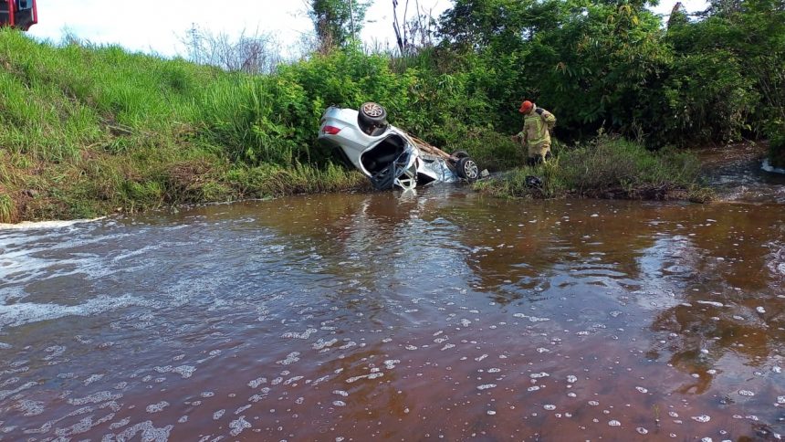 Motorista fica ferido após carro capotar ao desviar de carreta na contramão