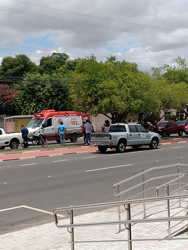 Motociclista colide em carro estacionado e fica ferido no bairro São Francisco