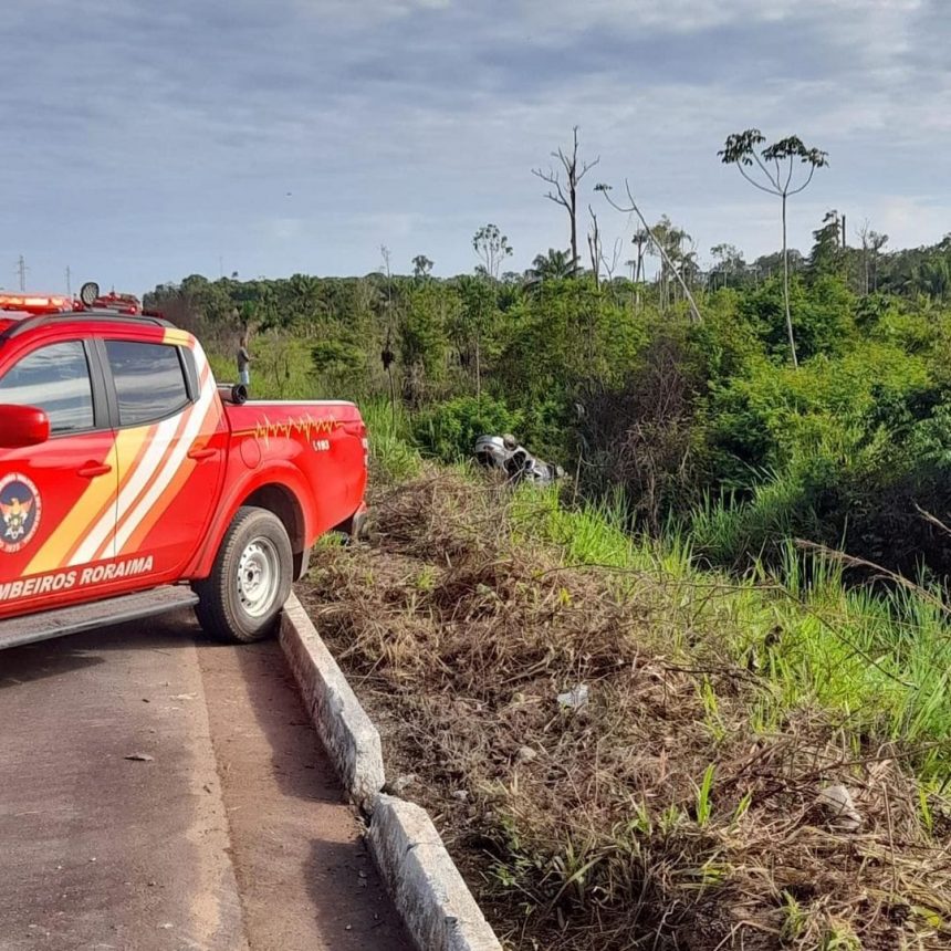 Bombeiros resgatam homem após capotamento na BR-174