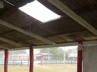 Por falta de estrutura, alunos estudam em barracão; diretor tenta ajudar, mas governo o demite