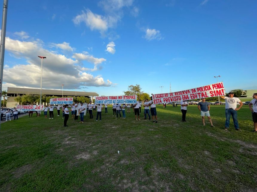 Aprovados em concurso da polícia penal realizam protesto para cobrar governo de RR por nomeação