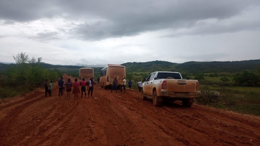 Vídeo mostra moradores do Uiramutã empurrando ônibus encalhado em estrada de barro na RR-171