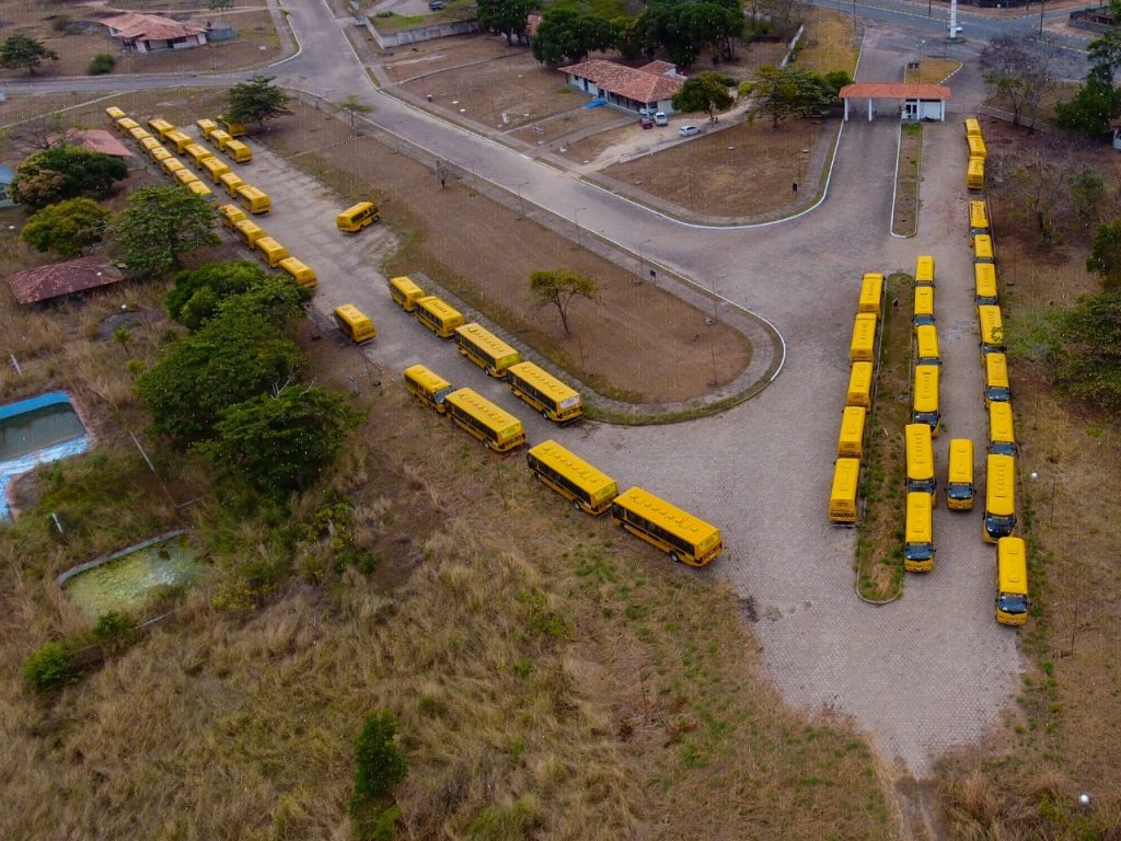 Governo mantém 49 ônibus escolares parados enquanto alunos deixam de ir à escola por falta de transporte