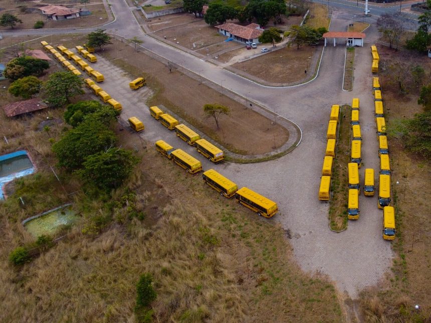 Governo mantém quase 50 ônibus escolares parados enquanto alunos deixam de ir à escola por falta de transporte