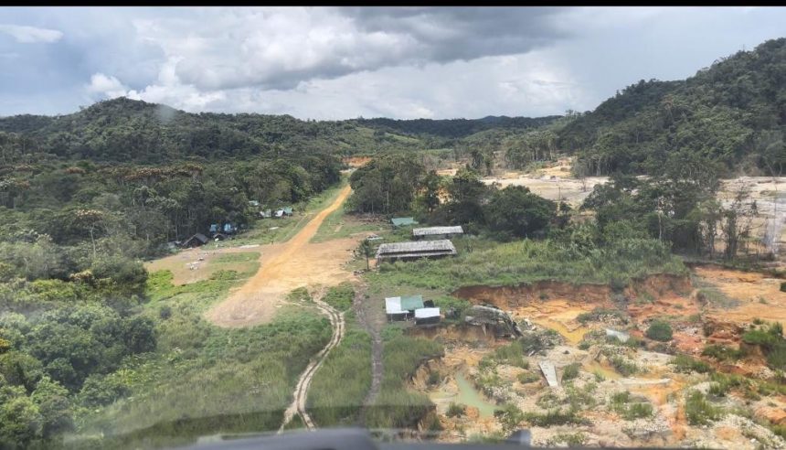 Garimpeiros abrem cratera próximo a posto de saúde e deixam mais de 600 Yanomami sem serviço médico