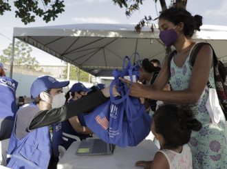 Entregou kits de higiene para população refugiada e migrante