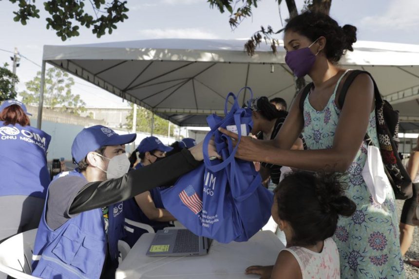 Entregou kits de higiene para população refugiada e migrante