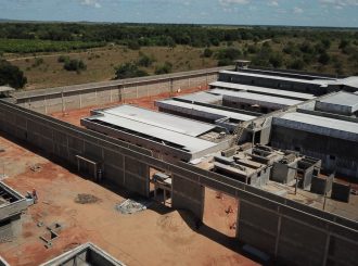 Governo das obras inacabadas é cobrado por três intermináveis unidades prisionais em reforma ou construção