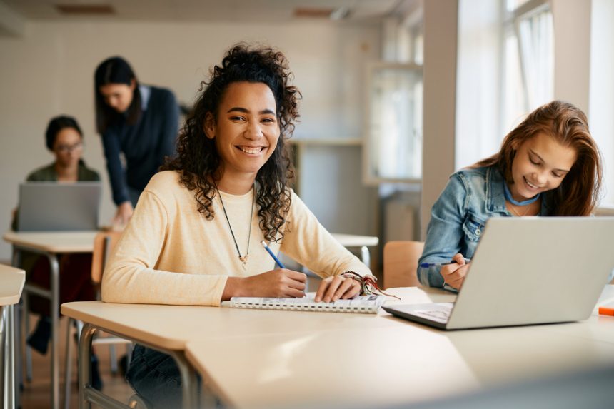 Mais de 70% de estudantes que concluem educação básica dão continuidade aos estudos, diz pesquisa