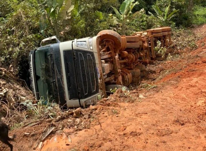 Caminhão de combustível tomba na BR-174 em Pacaraima