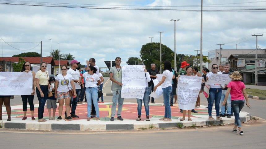 Professores de São João da Baliza realizam manifestação para pedir reajuste salarial