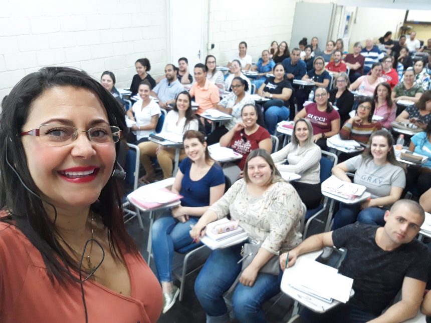 Professora compartilha conhecimento por meio de projetos: ‘educação é vida’