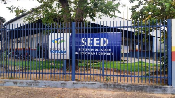 Pais de alunos da Escola Estadual Carlos Drumond de Andrade reclamam da falta de professores na unidade desde o início do ano letivo