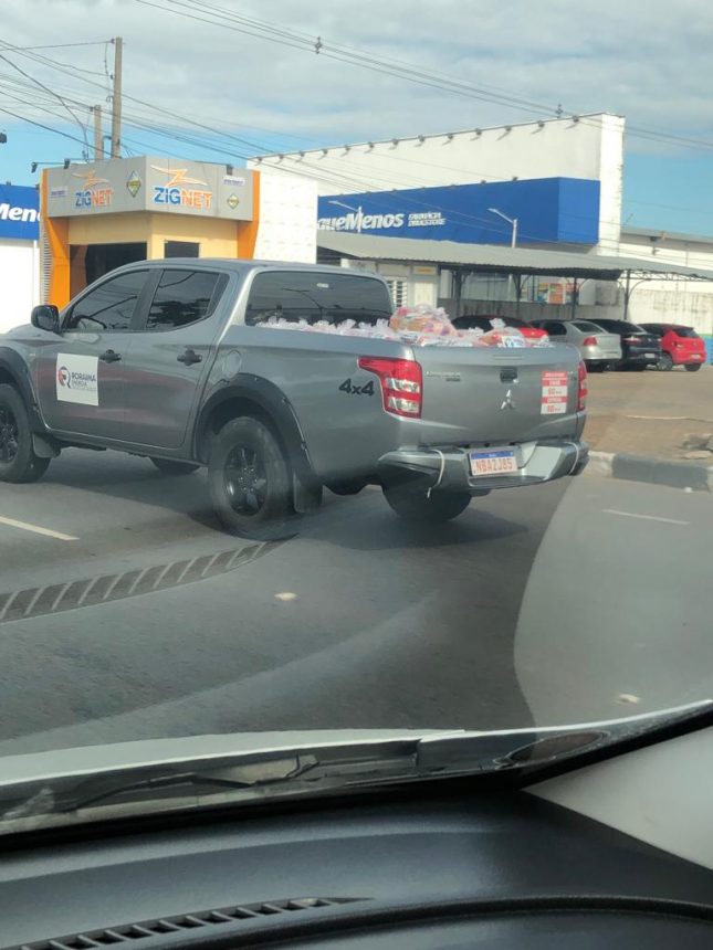 Veículo da Roraima Energia é flagrado transportando cestas básicas do governo 