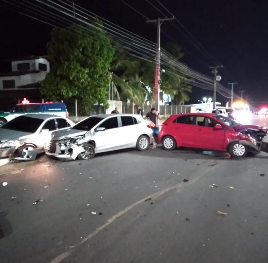 Motorista colide em dois carros e causa acidente na zona Leste Boa Vista