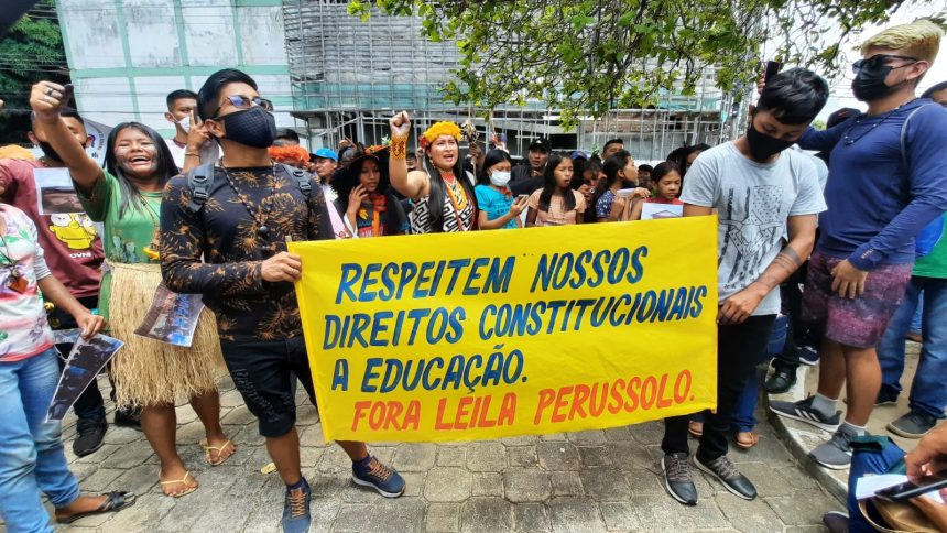 Indígenas protestam contra secretária de Educação de Roraima