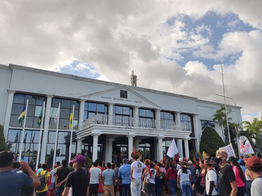 Indígenas protestam por educação e saúde em frente ao Palácio do Governo