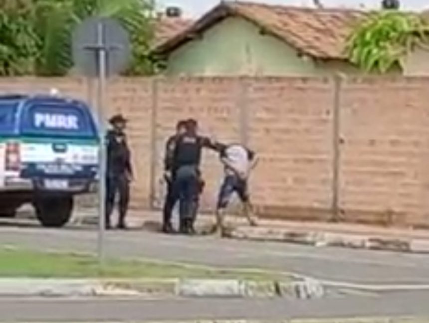 Policiais militares são flagrados agredindo homem algemado