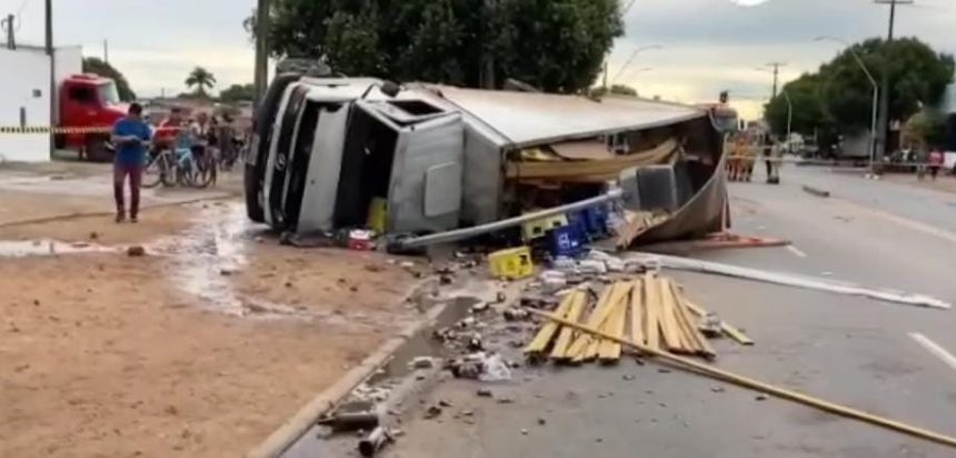 Caminhão tomba após ser atingido por carro na zona Oeste de Boa Vista