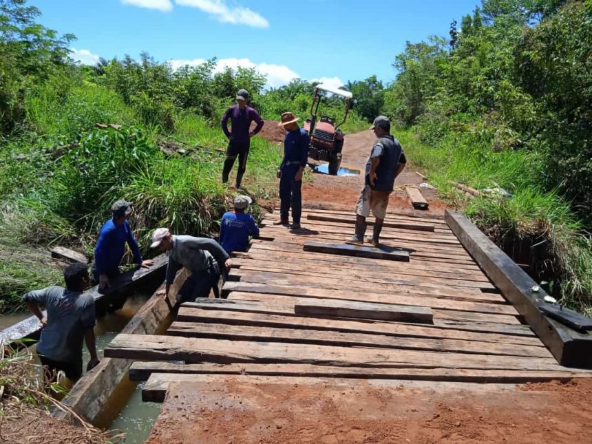 Moradores reconstroem ponte por conta própria em Caracaraí, Sul de Roraima