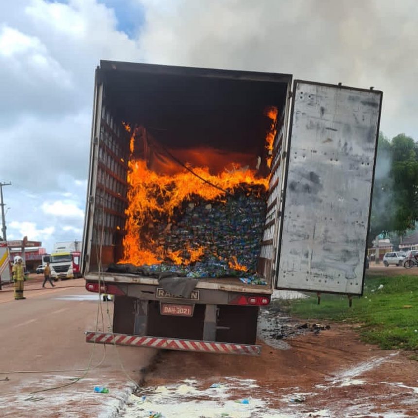 Caminhão com 24 toneladas de leite pega fogo em Rorainópolis