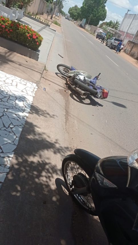 Idoso é arremessado de motocicleta após ser atingido por carro