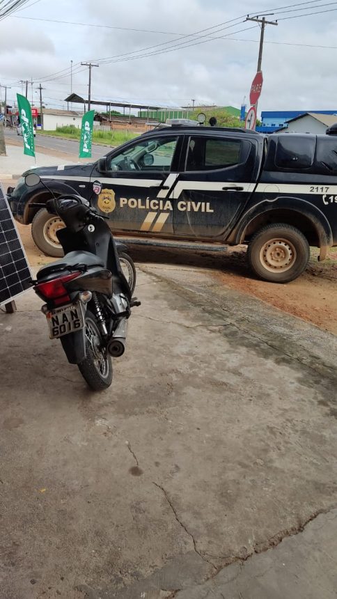 Motocicleta furtada é recuperada após ser abandonada em frente a comércio