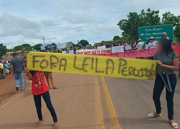 Moradores bloqueiam BR-174, pedem melhorias em escola indígena de Amajari e ‘Fora Leila Perussolo’