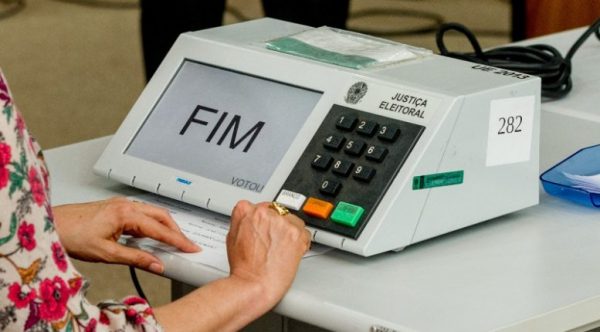 Para usar o e-Título, eleitor deve estar no local de votação