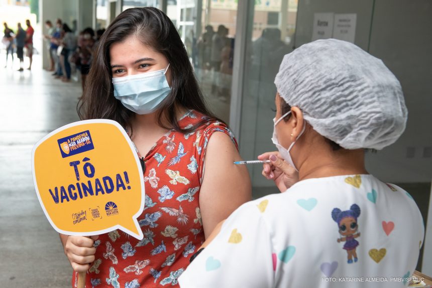 Adolescentes de 12 a 17 anos podem tomar dose de reforço da vacina contra Covid nesta terça-feira