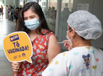 Adolescentes de 12 a 17 anos podem tomar dose de reforço da vacina contra Covid nesta terça-feira