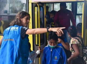 Crianças indígenas recebem benefício para utilizar transporte e irem à escola