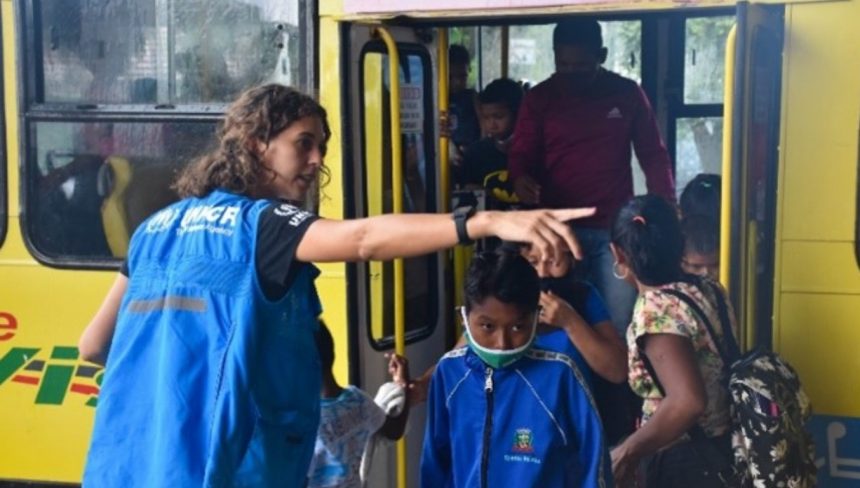 Crianças indígenas recebem benefício para utilizar transporte e irem à escola