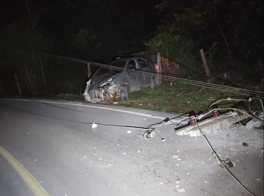 Mulher perde controle da direção de carro, colide em poste e deixa parte de Pacaraima sem energia elétrica