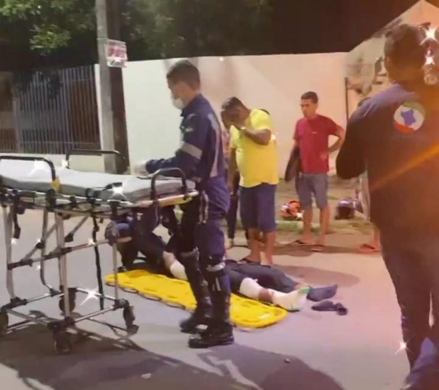 Motociclista fica ferido ao ser atingido por carro e condutor foge do local