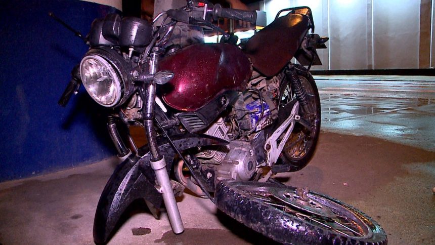 Homem colide em carro ao conduzir motocicleta com farol apagado