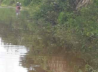 Morador diz que transporte escolar não chega a sua casa por inundação em estrada do Cantá