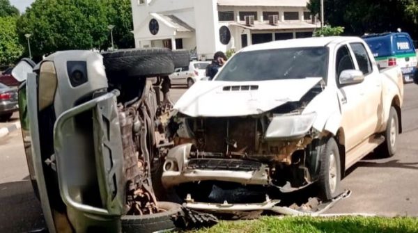 Carro tomba após ser atingido por outro veículo em cruzamento na Av. Ville Roy