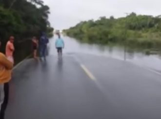 Rio Jauaperi transborda e água invade BR-174, em Rorainópolis, Sul de Roraima