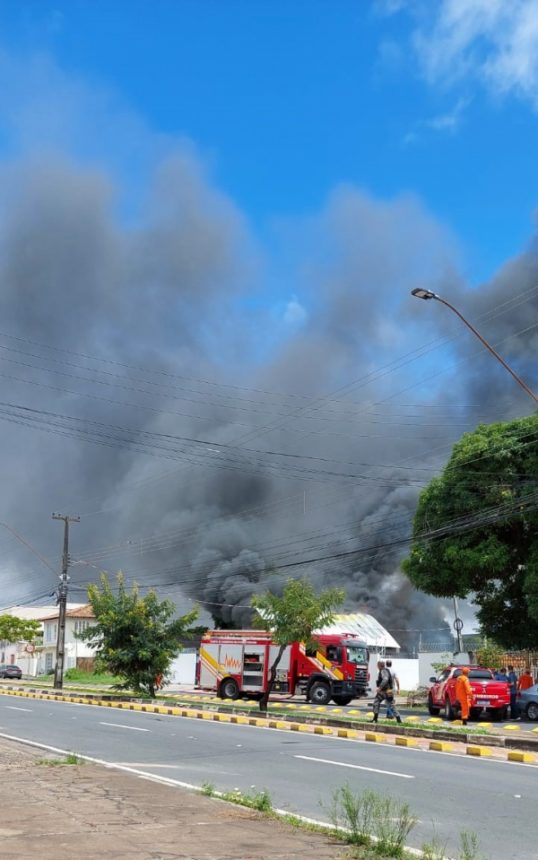 Funcionário ferido em incêndio de oficina está internado na UTI