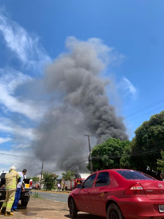 Incêndio atinge oficina e deixa um homem ferido após incidente com caminhão que transportava diesel em RR