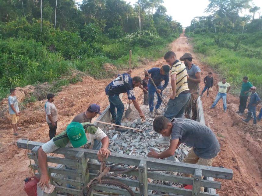 Sem assistência do poder público, moradores realizam mutirão para consertar pontes e estradas no Sul de RR