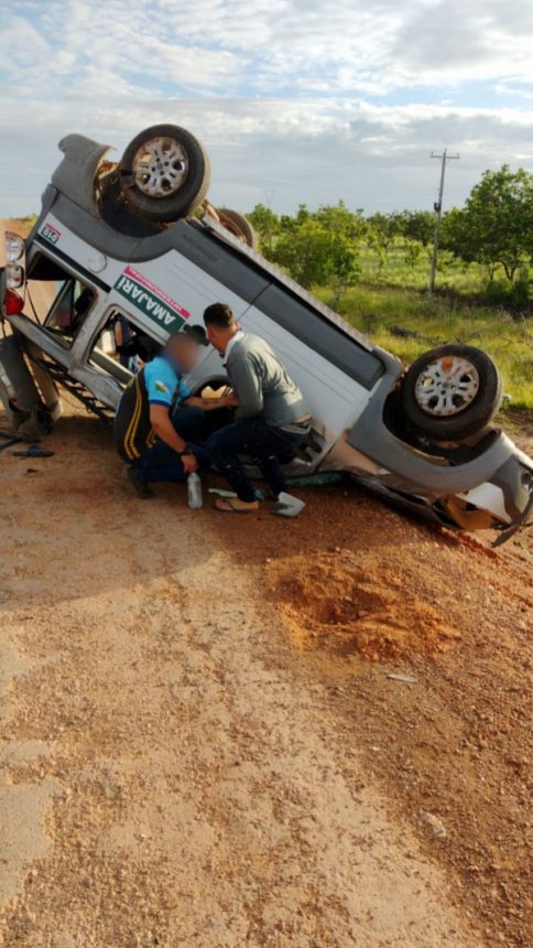 Homem morre e outras três pessoas ficam feridas em capotamento de veículo na BR-174