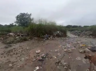Prefeitura do Cantá despeja lixo próximo a poço artesiano, diz denúncia