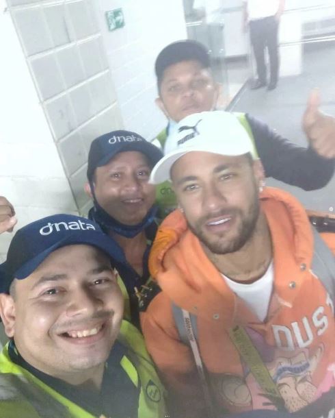 Jatinho de Neymar Jr. faz parada em Boa Vista e funcionários do aeroporto aproveitam para registrar momento com o craque