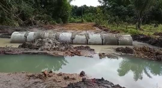 Obra inacabada em estrada deixa 17 famílias ilhadas e alunos impedidos de estudar no Cantá, Norte de RR