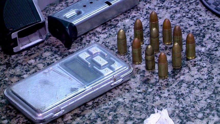 Dois jovens são presos com arma de fogo e drogas em Boa vista